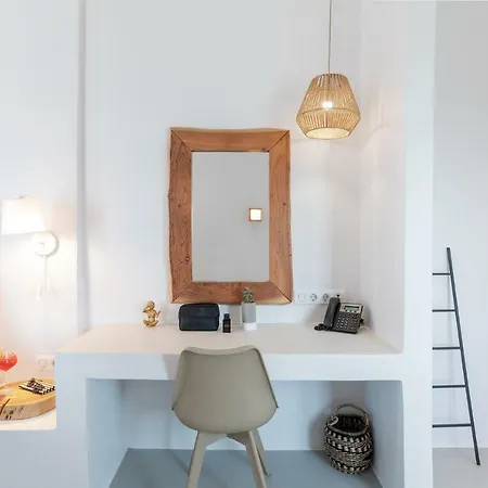 Paros Comfy מלון 4*