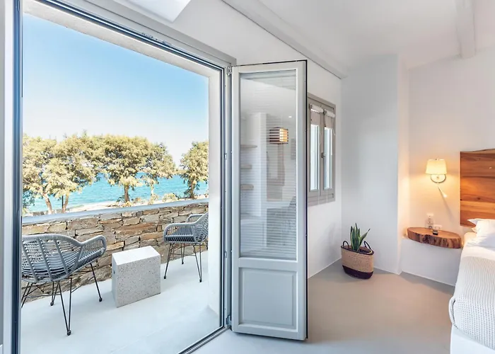 Paros Comfy فندق ناوسا