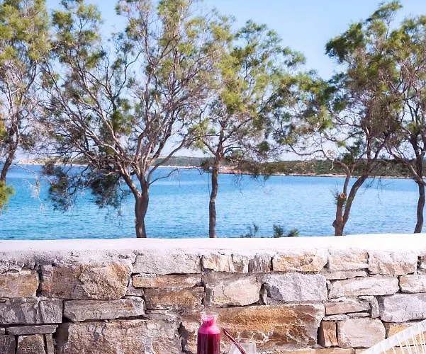 Paros Comfy فندق ناوسا